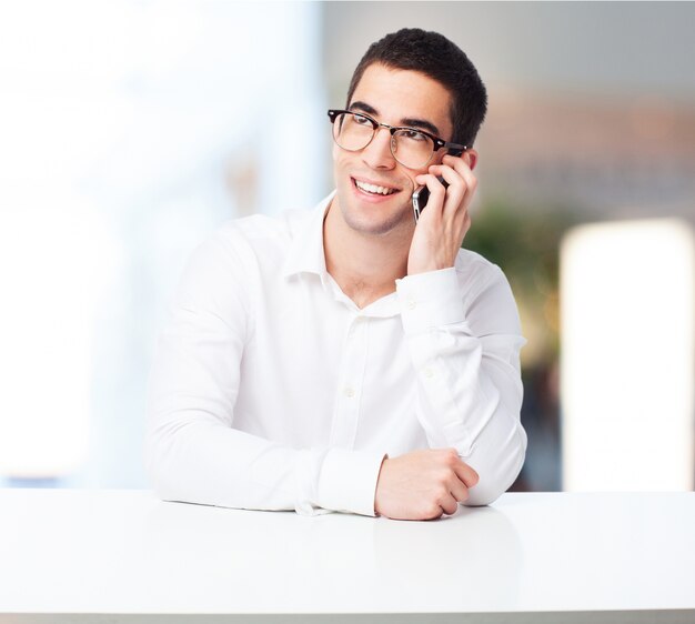 Sourire homme parlant au téléphone