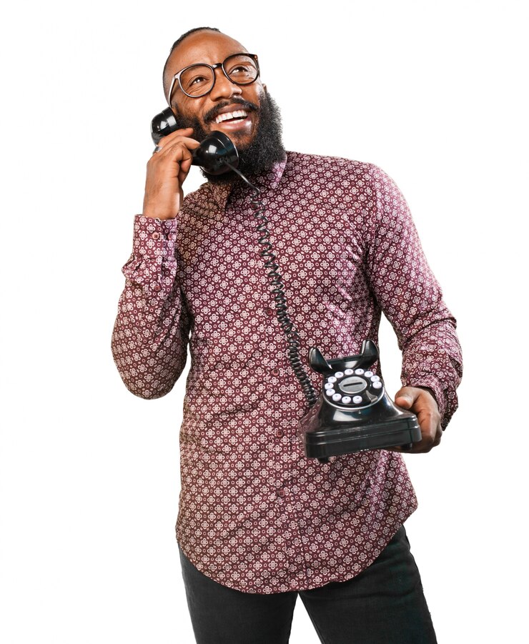 Sourire homme parlant sur un vieux téléphone