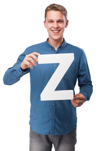 Sourire homme tenant la lettre &quot;z&quot;