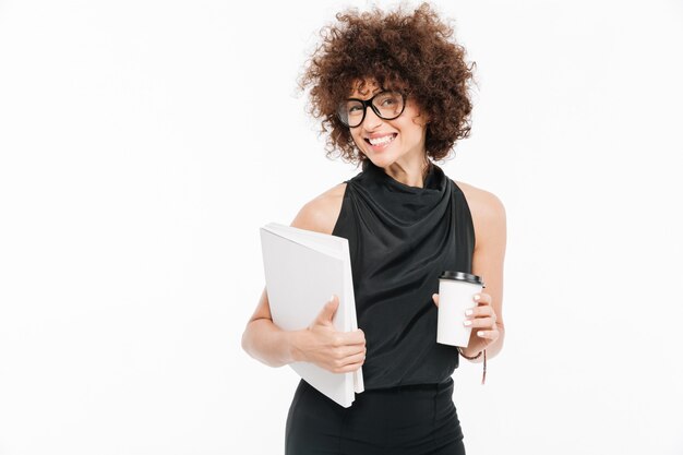 Sourire, jeune, femme affaires, lunettes, tenue, ordinateur portable