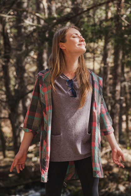 Photo gratuite sourire jeune femme en plein air