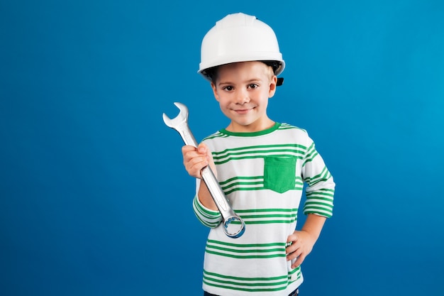 Sourire, jeune, Garçon, protecteur, casque, poser, clé