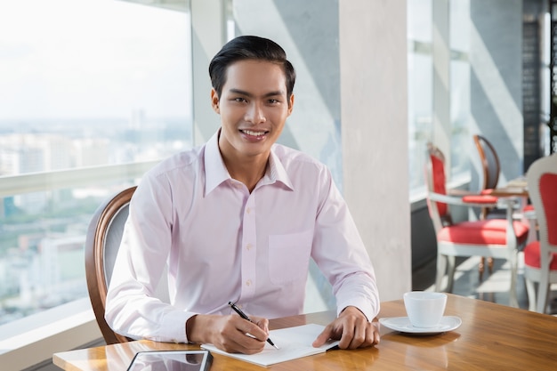 Sourire jeune homme asiatique Travailler dans le café