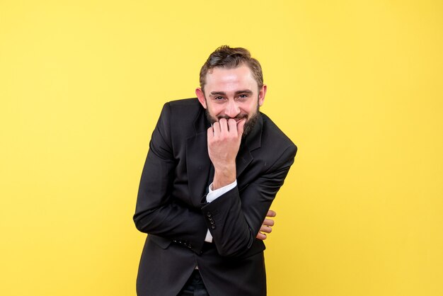 Sourire jeune homme se sentir heureux de penser à quelque chose