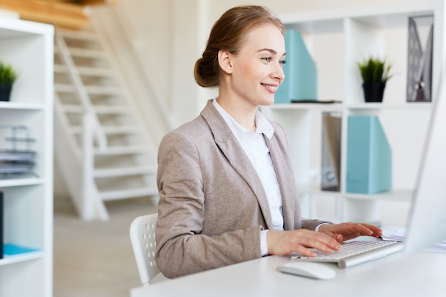 Sourire jolie entrepreneur au travail