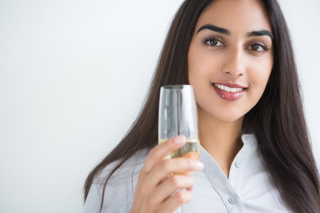 Sourire Jolie femme indienne Raising verre de vin