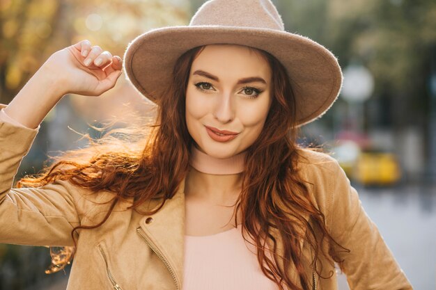 Sourire magnifique modèle féminin avec une longue coiffure, passer du temps dans le parc