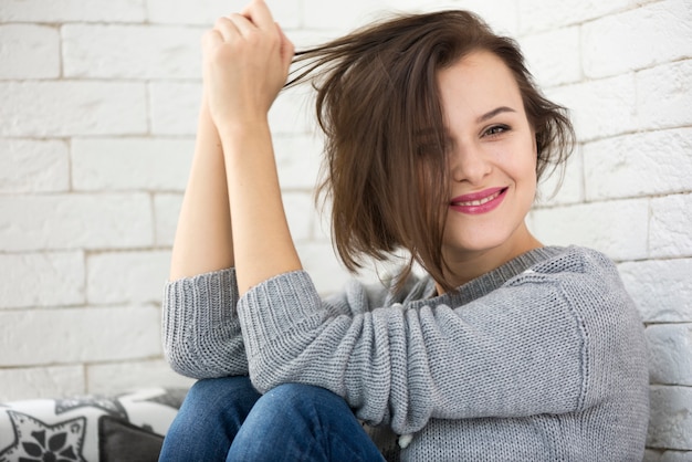 Photo gratuite sourire modèle à la maison