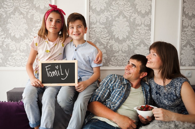 Sourire, parent, regarder, enfants, tenue, ardoise, à, texte famille