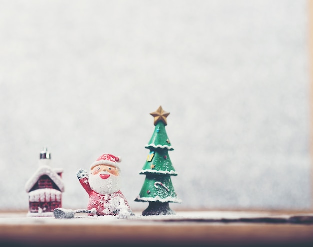 Sourire père noël avec la neige