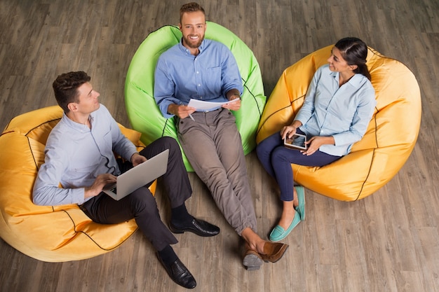 Sourire Personnes de travail sur les chaises lumineux Beanbag