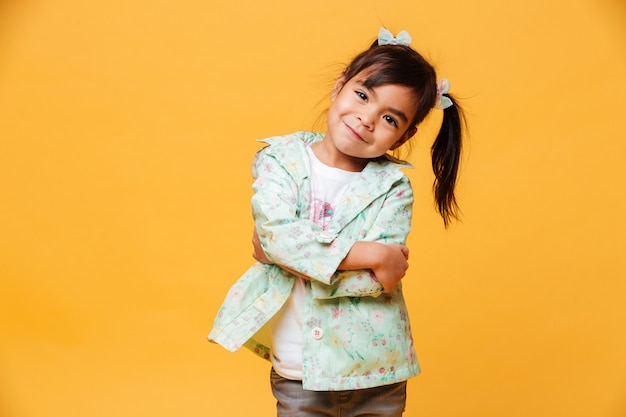 Sourire, petite fille, enfant, debout, isolé