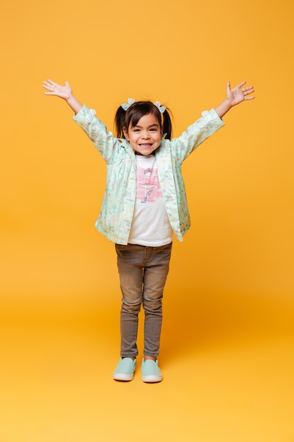 Sourire, petite fille, enfant, debout, isolé