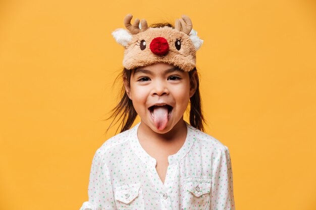 Sourire de petite fille enfant montrant la langue.