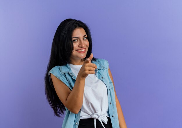 Sourire de points de jeune fille caucasienne