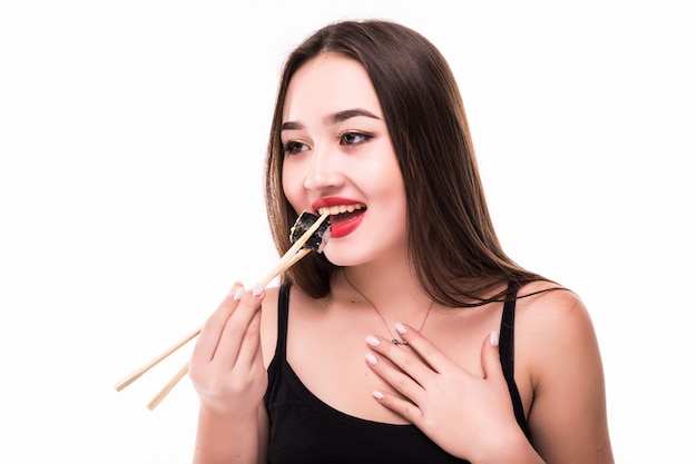 Sourire surpris femme asiatique goût sushi rouleaux habillés de lèvres rouges noirs isolés