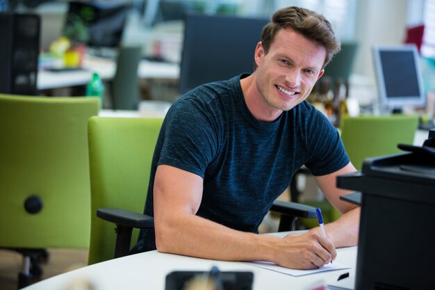 Sourire travailleur dans un bureau