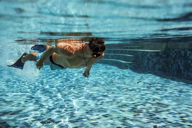 sous la piscine