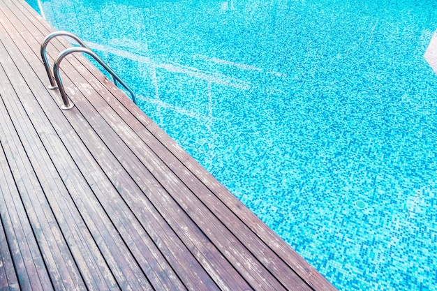 spa acier hôtel en bord de piscine humide