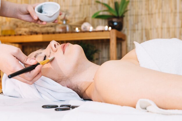 Spa et concept de massage avec une femme détendue