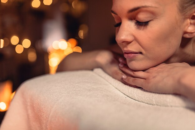 Spa et concept de massage avec femme