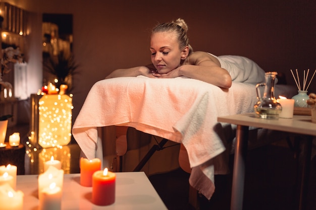 Spa et concept de massage avec femme