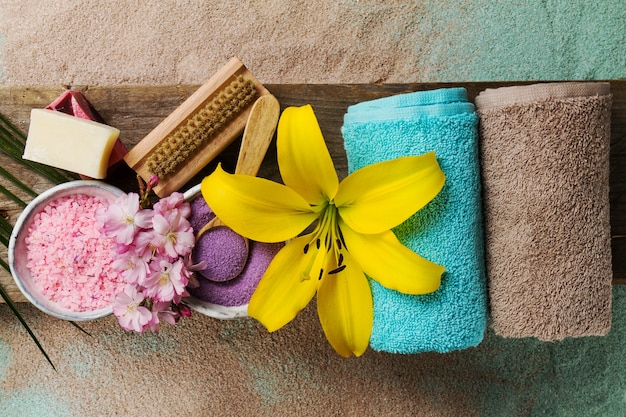 Spa Concept. Vue de dessus des produits de Spa belle avec le lieu pour le texte. Huiles essentielles avec de belles fleurs, des serviettes, du sel spa et du savon fabriqué à la main.