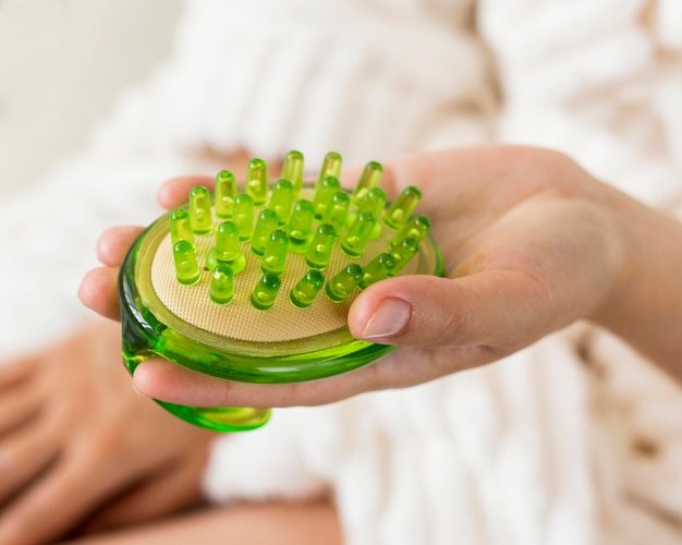 Spa à la maison brosse de massage verte