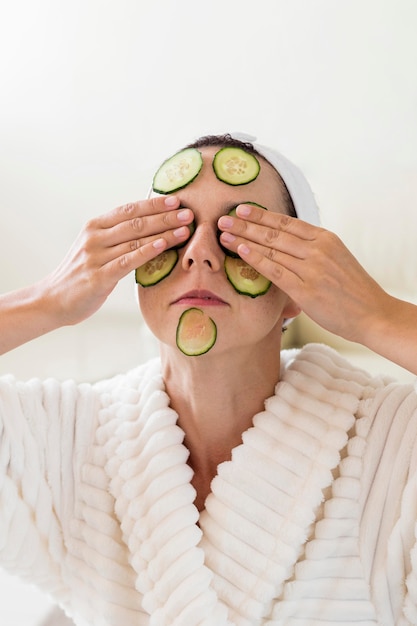 Photo gratuite spa à la maison concept de masque facial concombre frais et sain