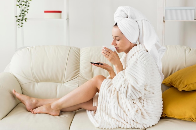 Spa à la maison femme sentant une vue côté crème