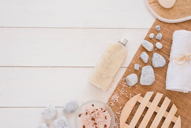 Spa met en œuvre sur une table en bois