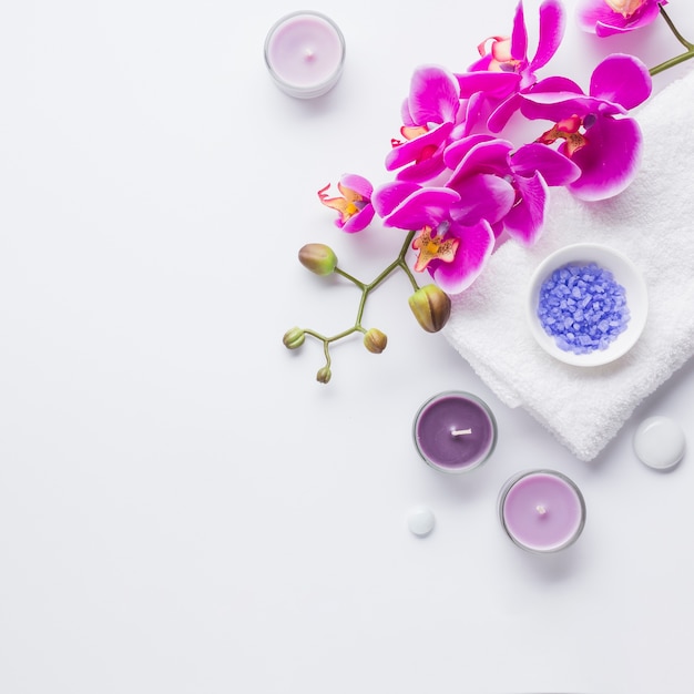 Photo gratuite spa nature morte avec des produits de beauté