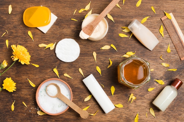 Photo gratuite spa nature morte avec des produits de beauté