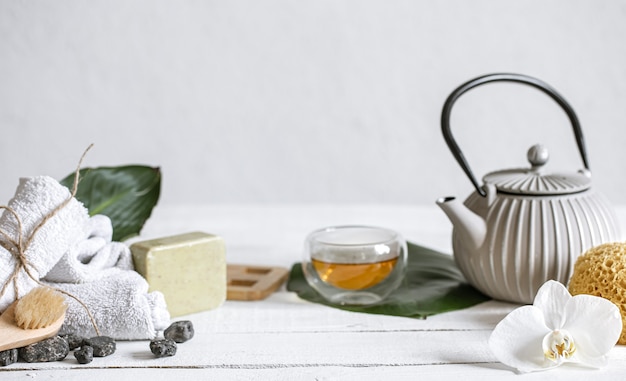 Spa nature morte avec des produits de soins de la peau du visage et du corps et du thé.