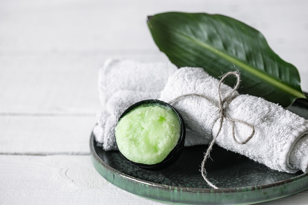 Spa nature morte avec soins de la peau bio, feuilles naturelles et espace de copie de serviettes.