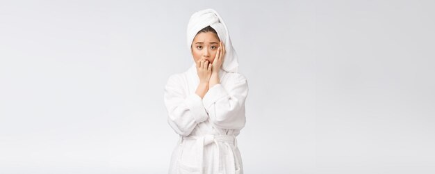 Spa skincare beauté femme asiatique sécher les cheveux avec une serviette sur la tête après le traitement de douche Belle jeune fille multiraciale touchant la peau douce