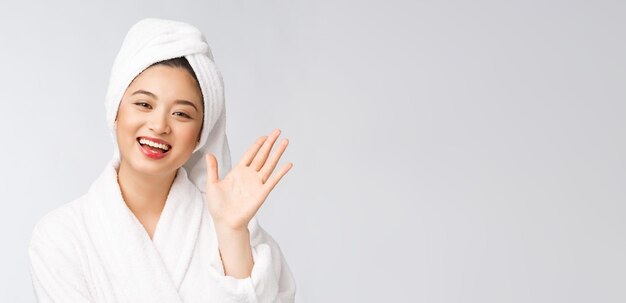 Spa skincare beauté femme asiatique sécher les cheveux avec une serviette sur la tête après le traitement de douche Belle jeune fille multiraciale touchant la peau douce