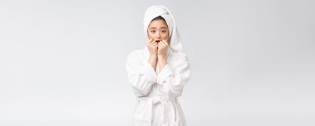 Spa skincare beauté femme asiatique sécher les cheveux avec une serviette sur la tête après le traitement de douche Belle jeune fille multiraciale touchant la peau douce