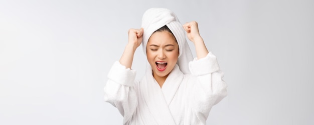 Spa skincare beauté femme asiatique sécher les cheveux avec une serviette sur la tête après le traitement de douche Belle jeune fille multiraciale touchant la peau douce