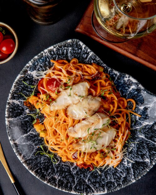 Spaghetti au poulet à la sauce tomate vue de dessus