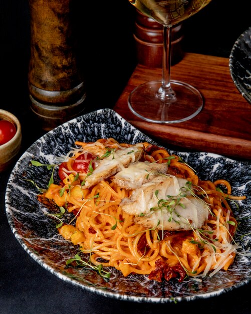 Spaghetti au poulet à la sauce tomate vue latérale