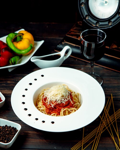 Spaghetti bolognaise au vin rouge sur la table