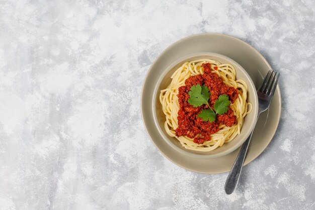 Spaghetti à la bolognaise sur béton gris