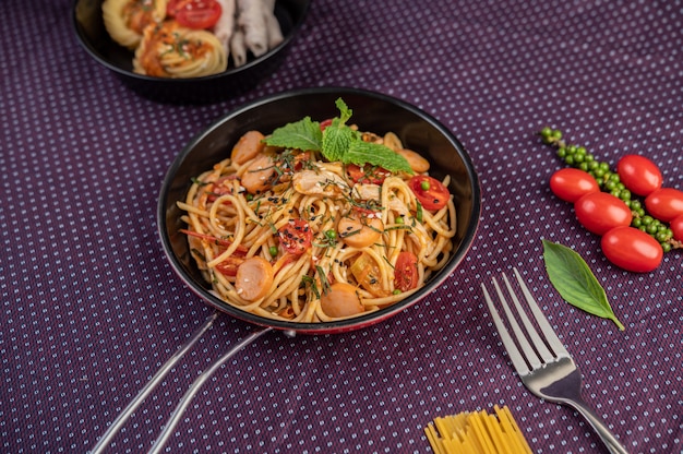 Spaghetti épicé dans une poêle.