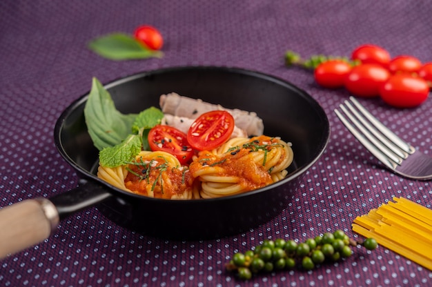 Spaghetti épicé dans une poêle.