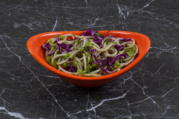 Spaghetti fraîchement préparé avec sauce aux légumes.