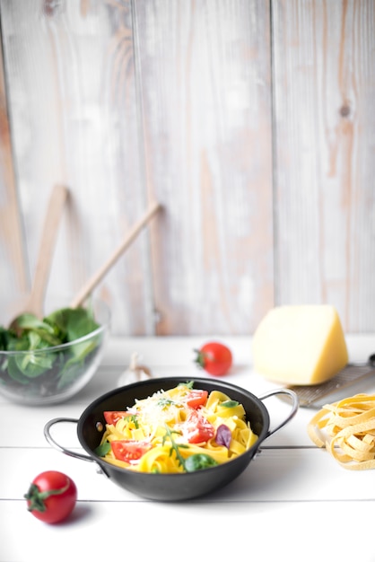 Spaghetti avec un ingrédient sain sur une table en bois