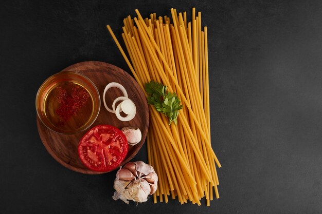 Spaghetti avec des ingrédients autour, vue de dessus.