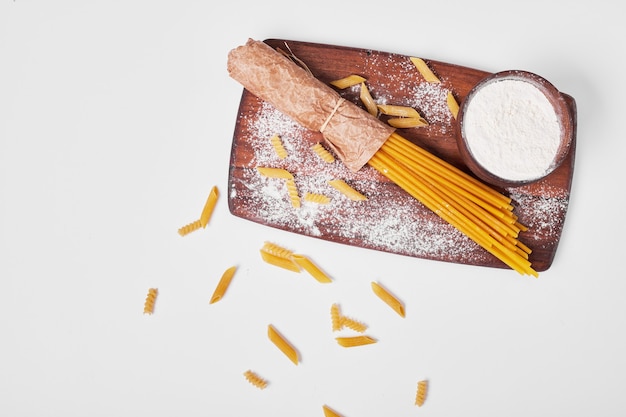 Spaghetti Avec Des Ingrédients Sur Blanc.