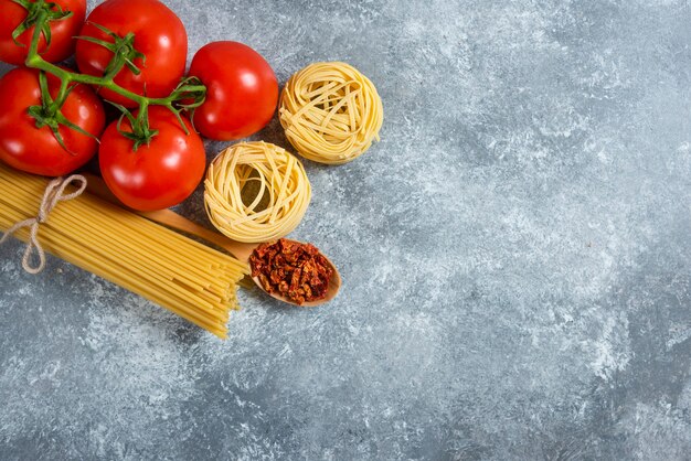 Spaghetti de nid non cuit aux légumes sur un fond de marbre
